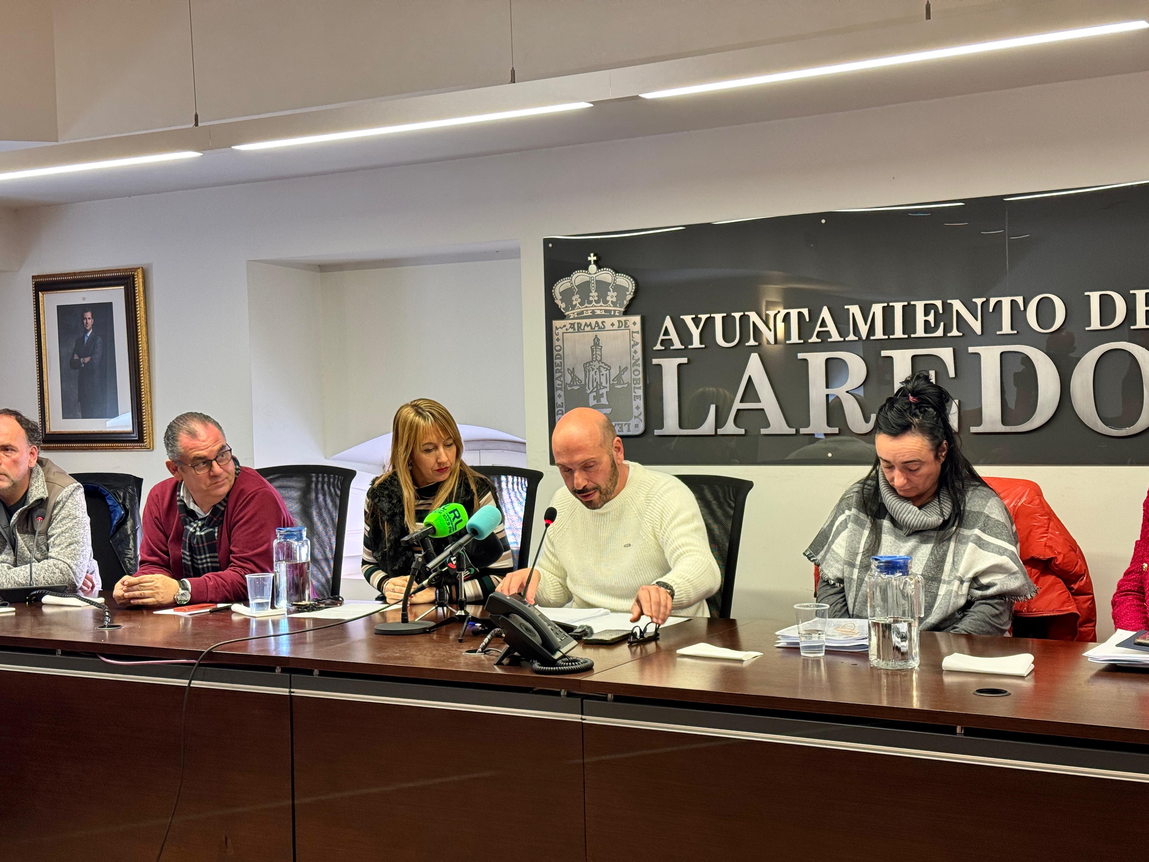 El alcalde de Laredo, Miguel González (PP), anuncia en rueda de prensa el acuerdo alcanzado sobre el borrador del documento económico