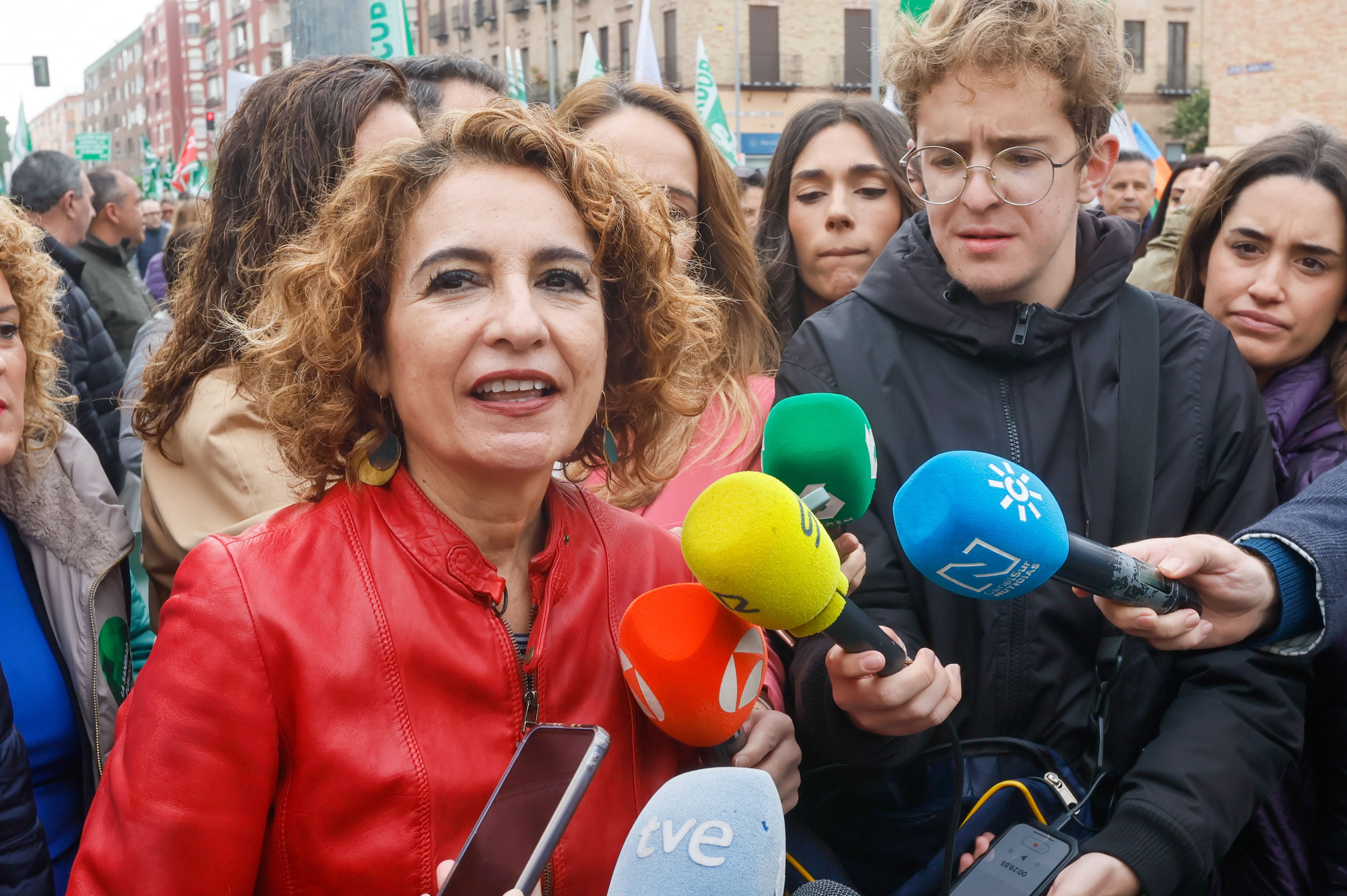 La líder del PSOE andaluz y ministra de Hacienda, María Jesús Montero hace declaraciones a los medios antes de la manifestación de este sábado en Sevilla en defensa de la sanidad pública para denunciar lo que consideran unas "nefastas políticas sanitarias". EFE/José Manuel Vidal