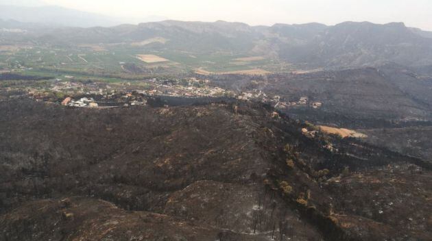Imagen aérea de la zona calcinada por las llamas en el incendio de Llutxent