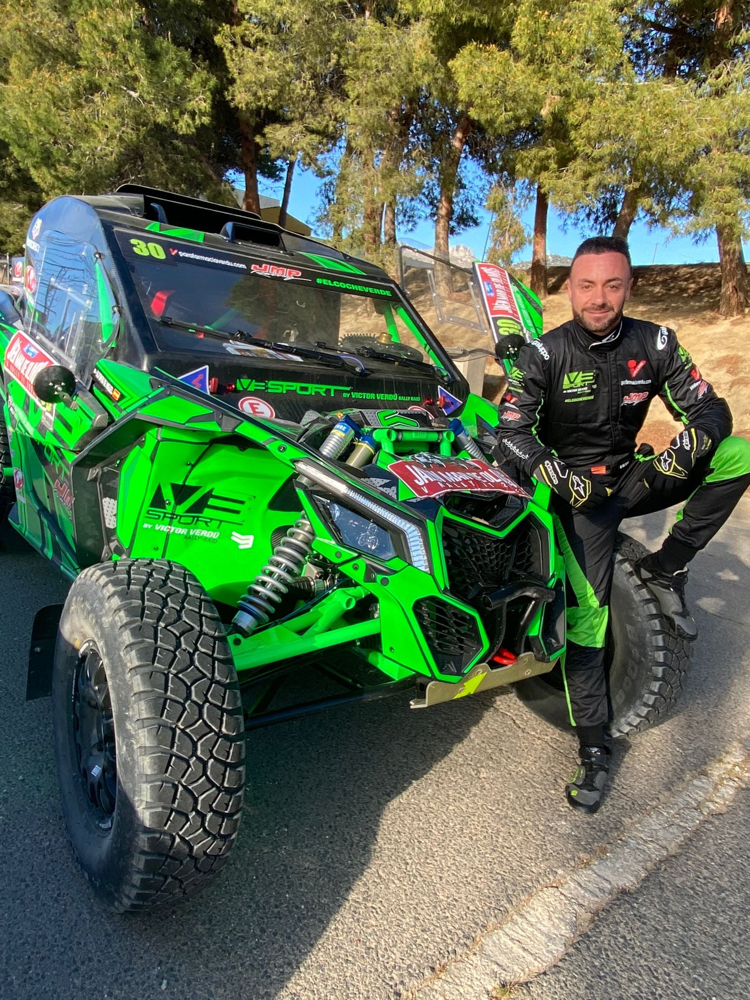 Víctor Verdú con su coche de competición