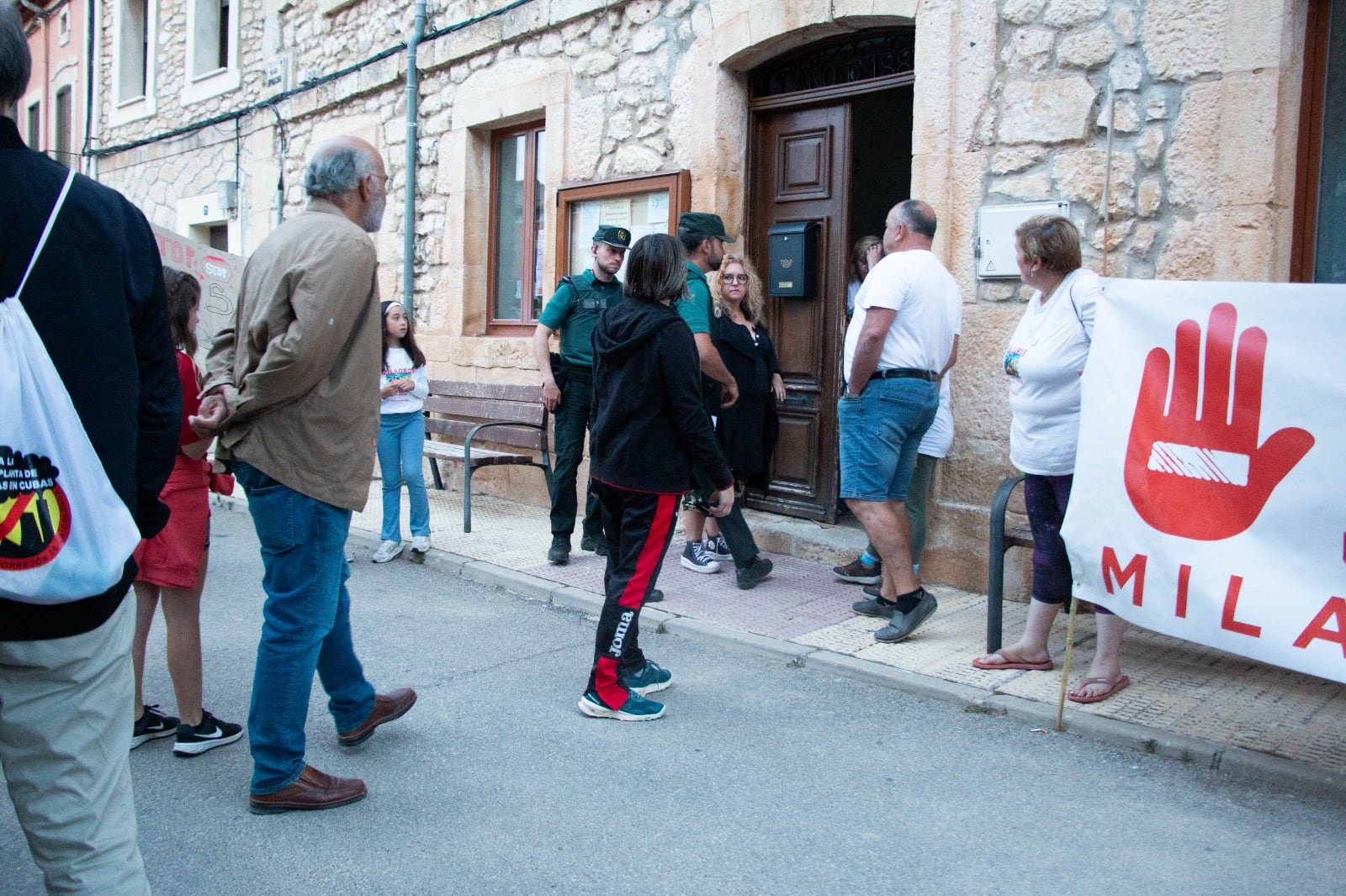 La Guardia Clvil custodiaba la entrada a la Casa Consistorial para evitar incidentes