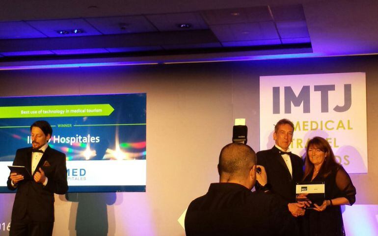 Momento de la entrega del premio a IMED Hospitales