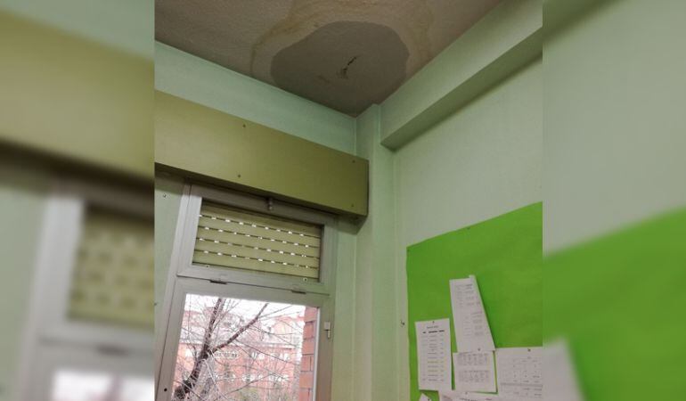 Imágen de una de las goteras en una clase del CEIP Tierno Galván de Fuenlabrada.