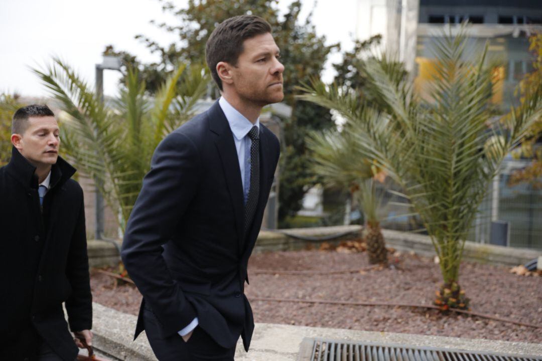 El exfutbolista del Real Madrid y entrenador español, Xabi Alonso, se dirige a la Audiencia Provincial de Madrid para ser juzgado por la comisión de tres delitos contra la Hacienda Pública durante los ejercicios fiscales de 2010, 2011 y 2012.