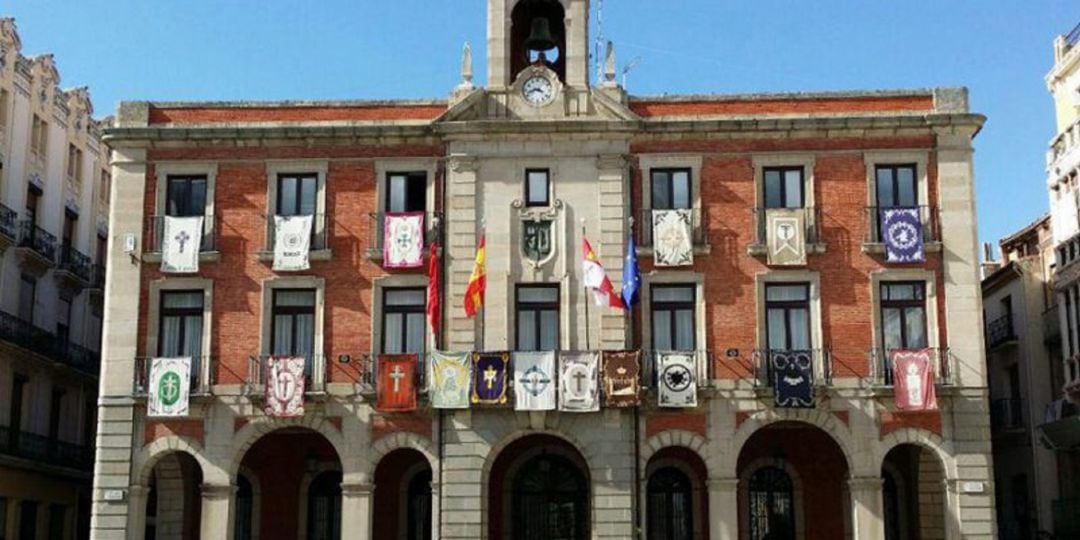 Los reposteros lucirán como cada año en Semana Santa en la Plaza Mayor