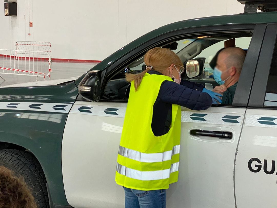 Una enfermera vacuna contra la covid a un agente de la Guardia Civil en las instalaciones de la Feria de Muestras de Armilla (Granada)