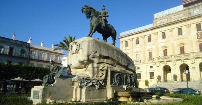 Imagen de la plaza del Rey con la estatua ecuestre de Varela