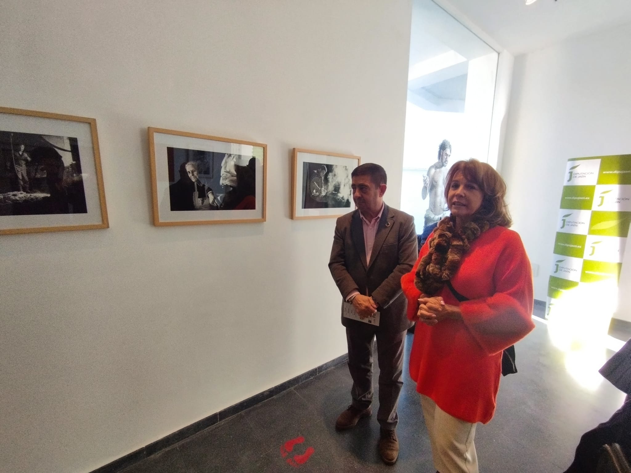 Francisco Reyes y Katy Gómez visitando la exposición