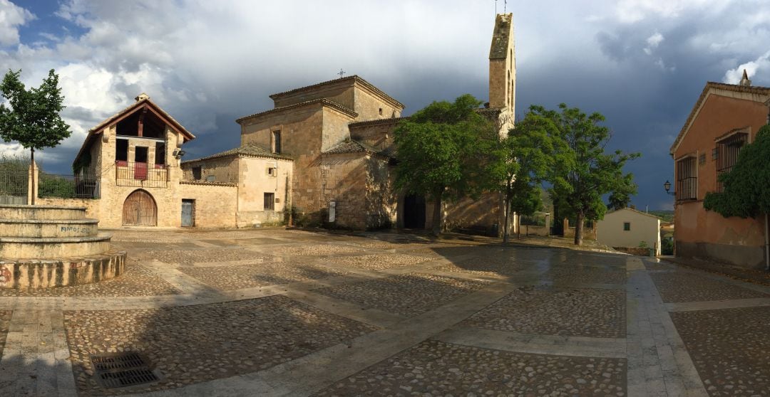 Plaza Mayor de Albalate de las Nogueras (Cuenca).