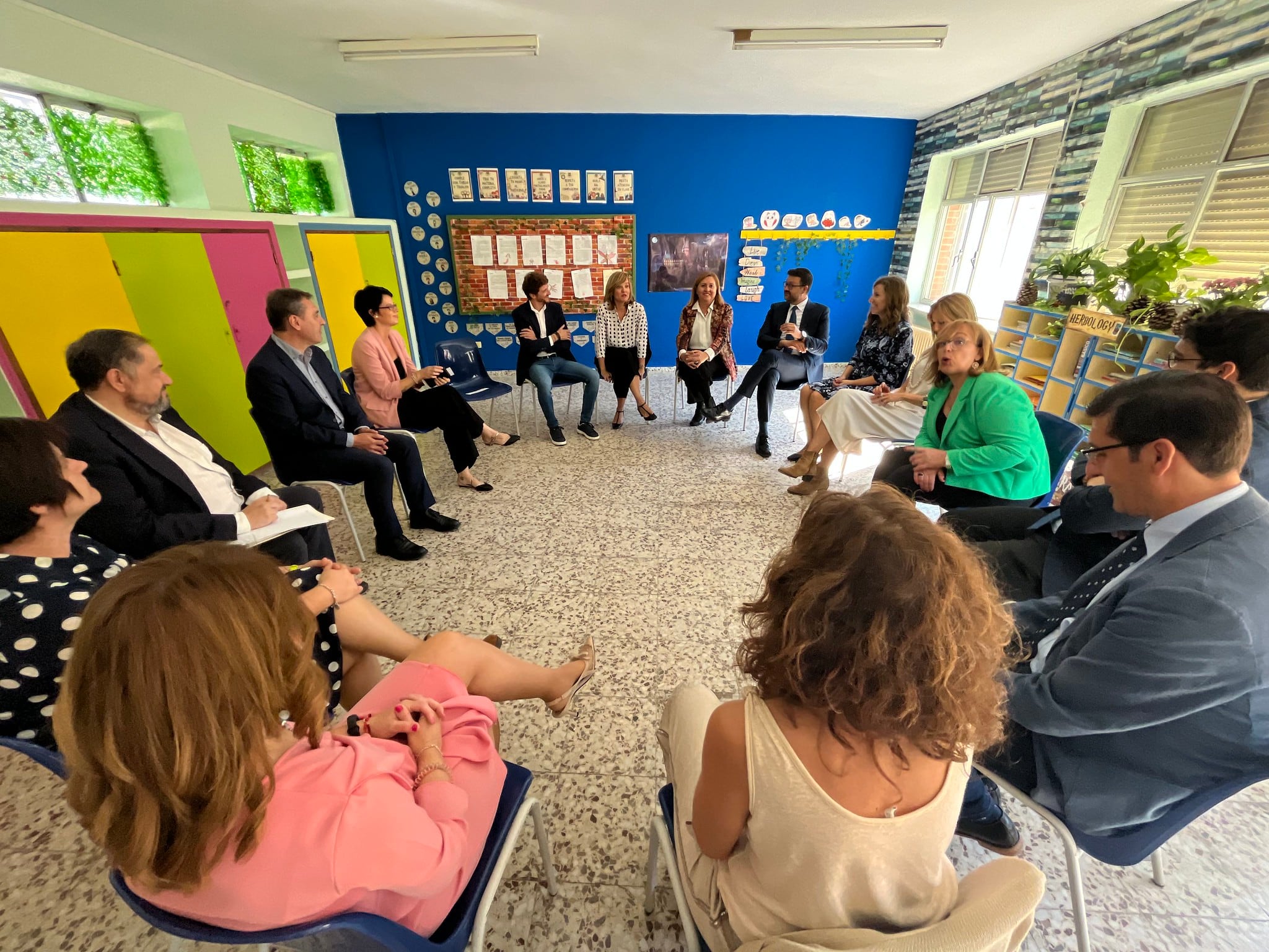 Imagen de la visita de la Ministra de Educación, Pilar Alegría, a las instalaciones del CEIP &#039;El Santo&#039; de La Solana (Ciudad Real)