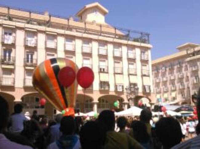 Suelta de globos en la Plaza Mayor