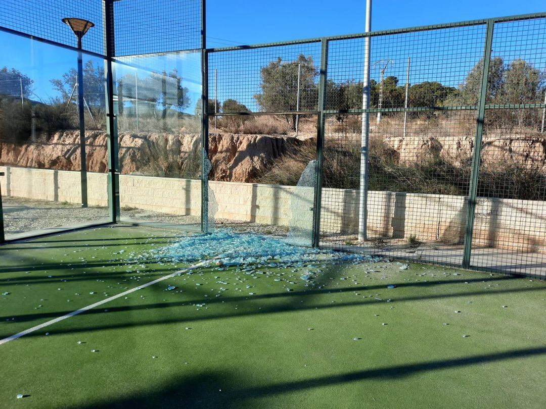 Cristal destrozado a pedradas en Monóvar