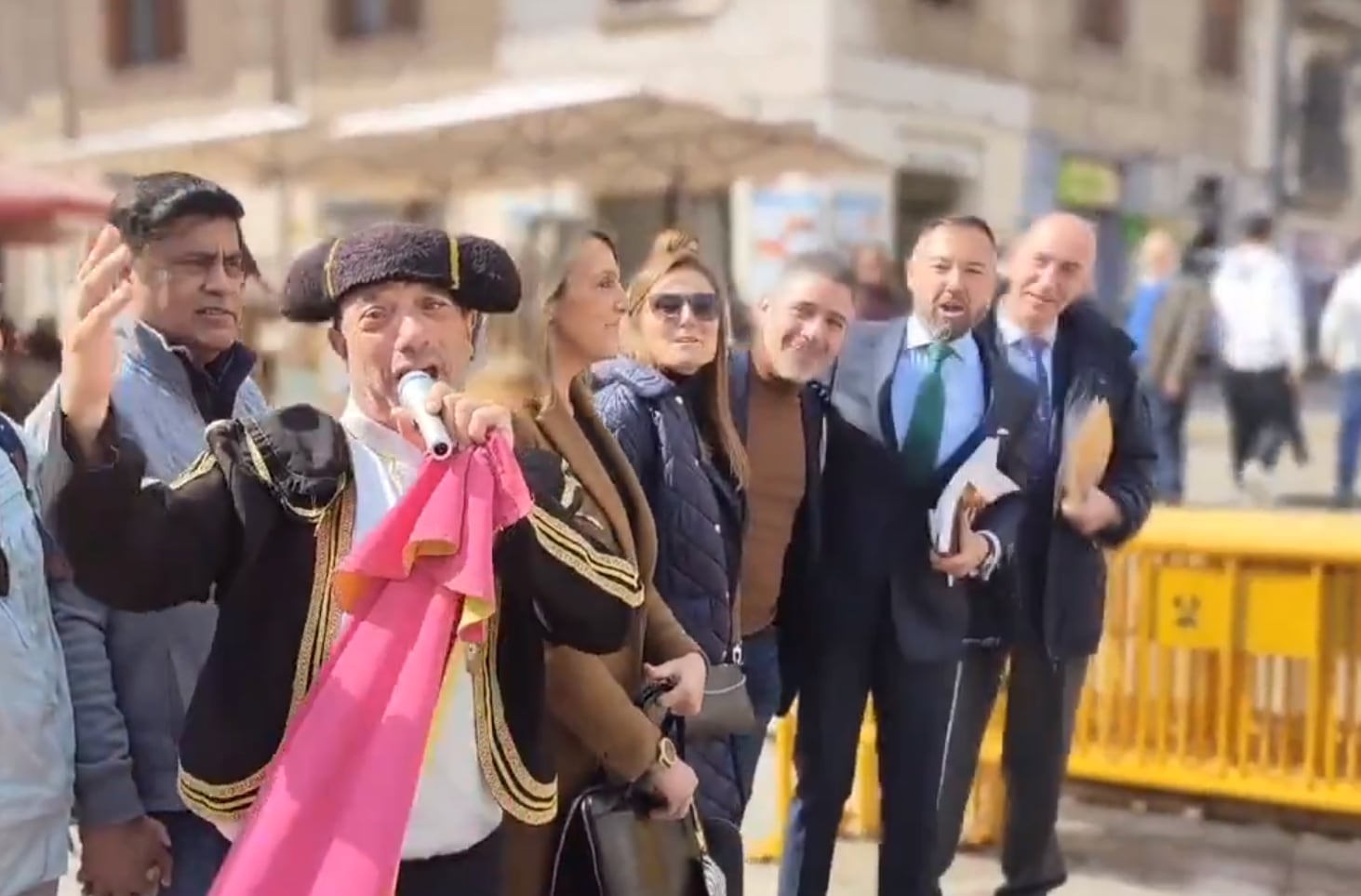 Un artista callejero disfrazado de torero canta &#039;Y viva España&#039; junto a los concejales de Vox en el Ayuntamiento de València.