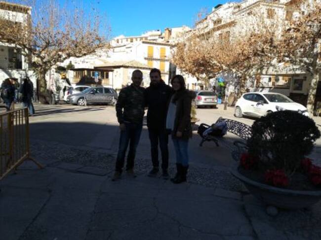 Javier, Antonio y Eva en la Plaza de Santa María donde lograron salvar la vida de Rafael
