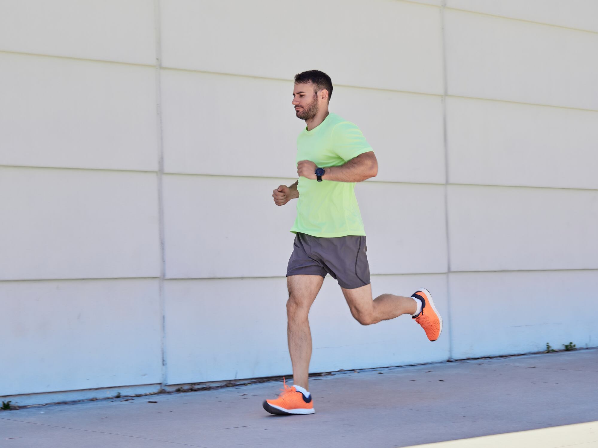 Un hombre corriendo por la calle.