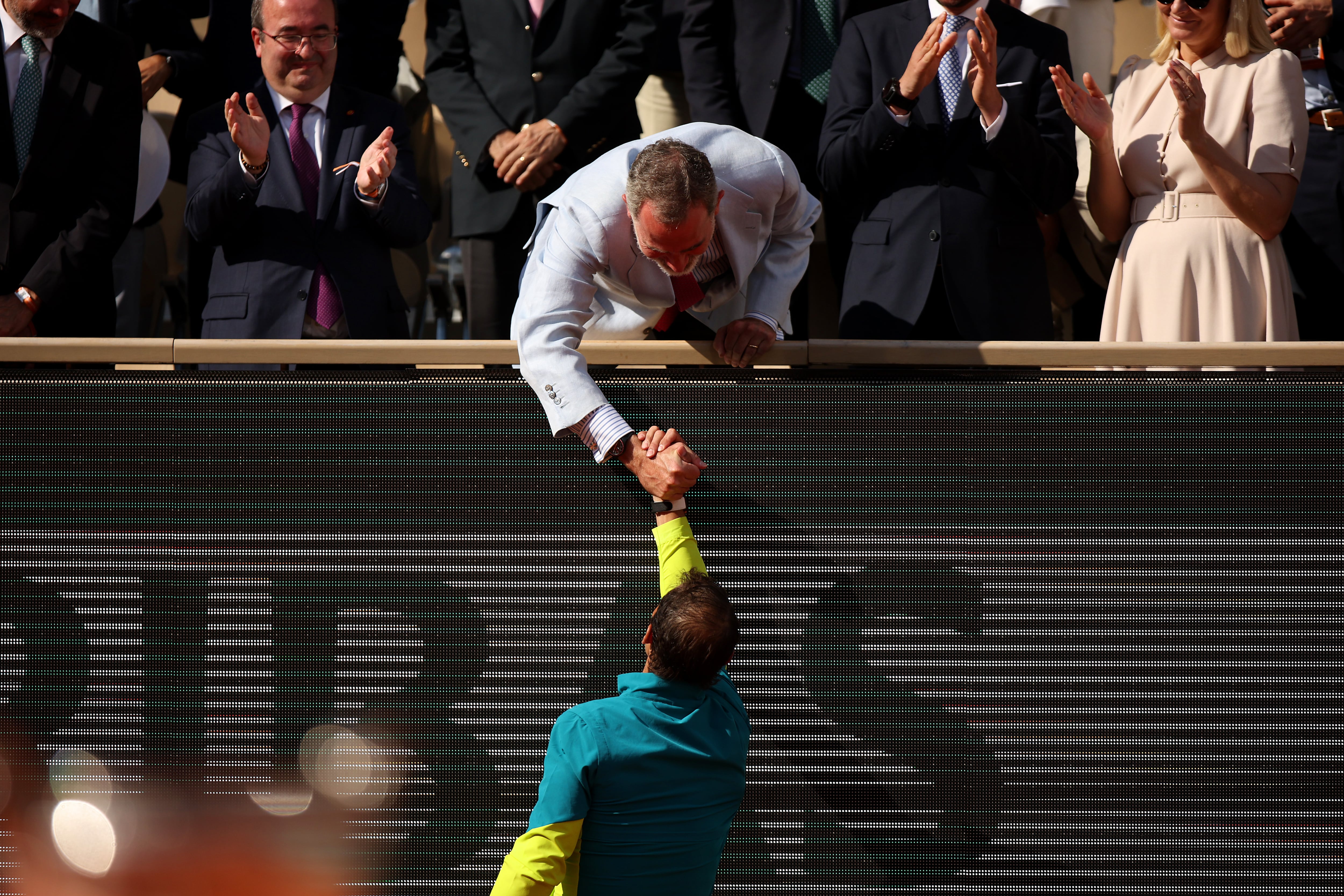 Felipe VI saluda a Nadal tras ganar su 14º Roland Garros