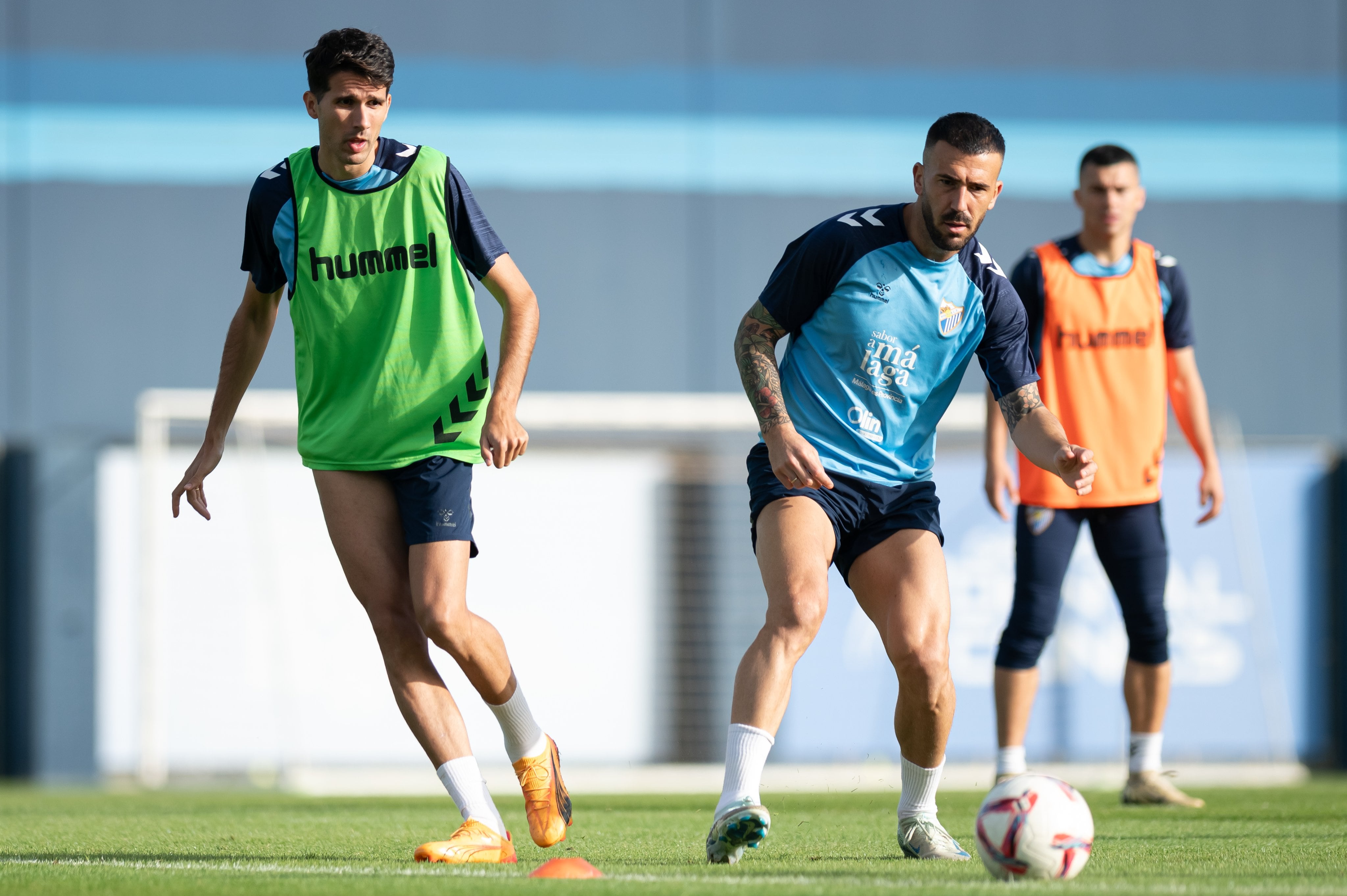 Dioni mira el balón en un entrenamiento