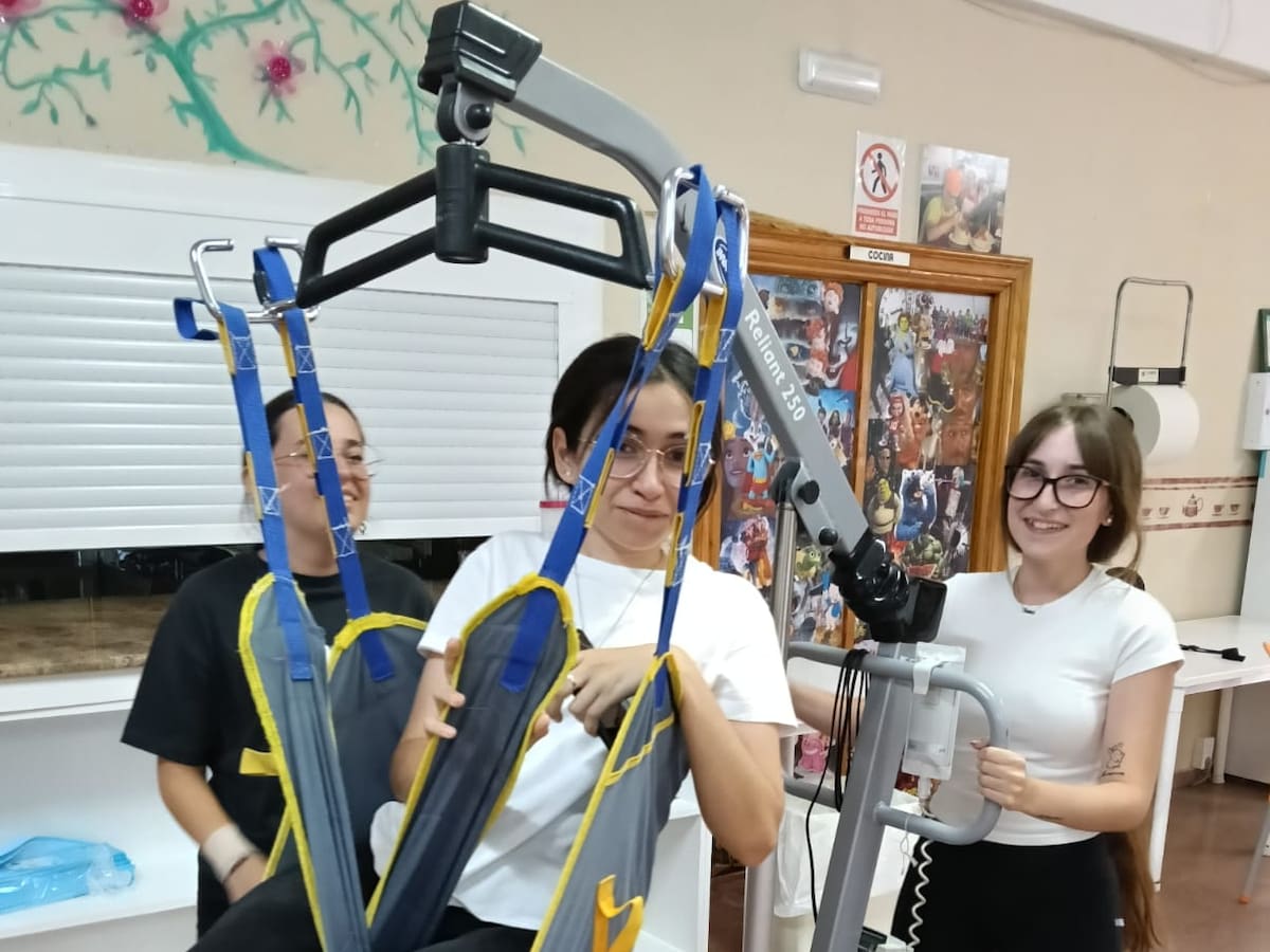 Vía laboral para jóvenes de la comarca de Cartagena en el cuidado de personas dependientes