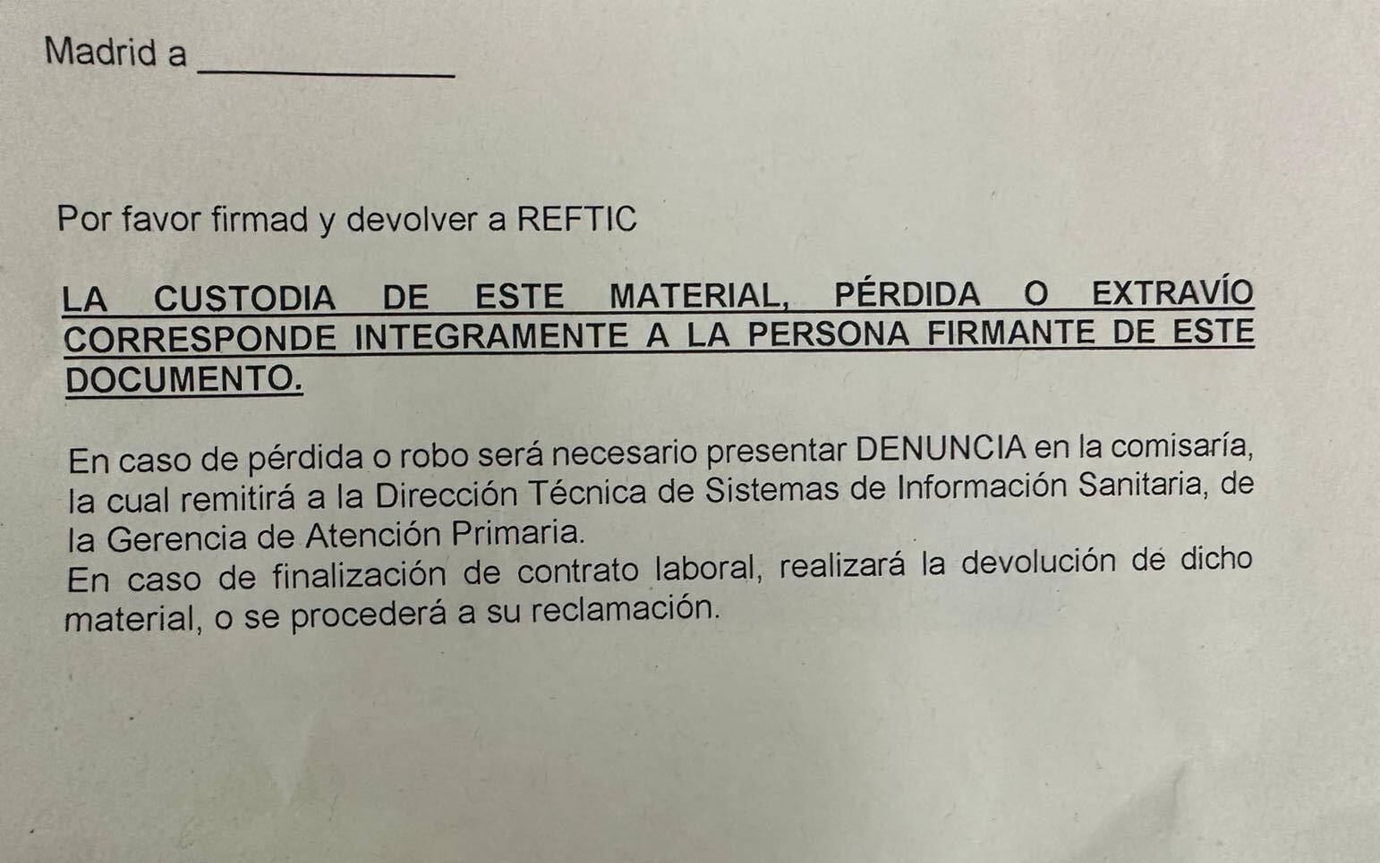 Algunos sanitarios se han encontrado con este documento, que deben firmar, para recibir el material con el que tendrán que hacer las videollamadas que sustituyen a los médicos