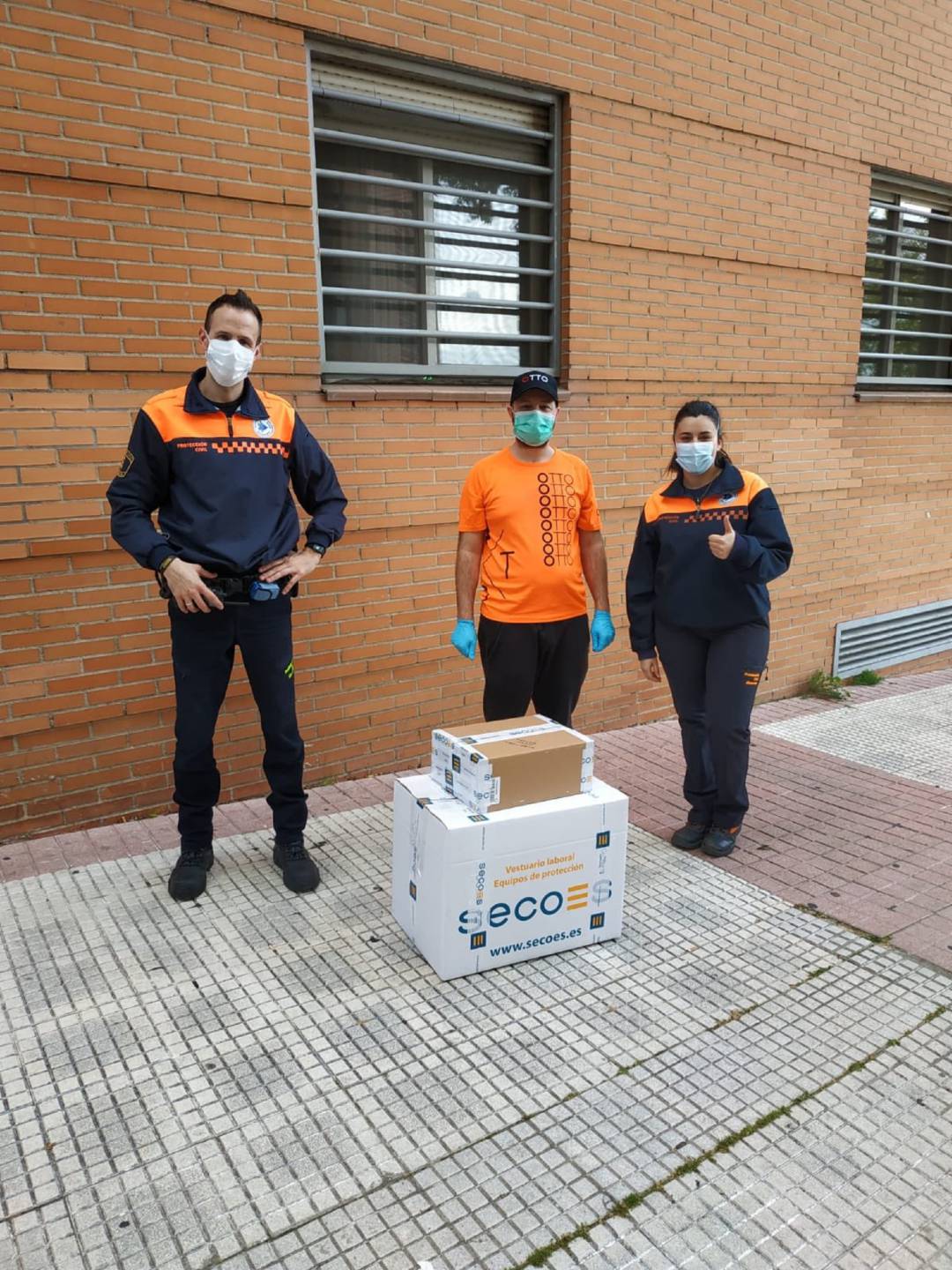 Jesús entregando material a Protección Civil