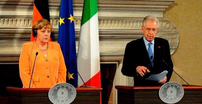 El primer ministro de Italia, Mario Monti, y la canciller de Alemania, Ángela Merkel, durante una rueda de prensa conjunta sobre la que planeará la crisis financiera y que supone el primer encuentro de ambos mandatarios, después del Consejo Europeo de Bru