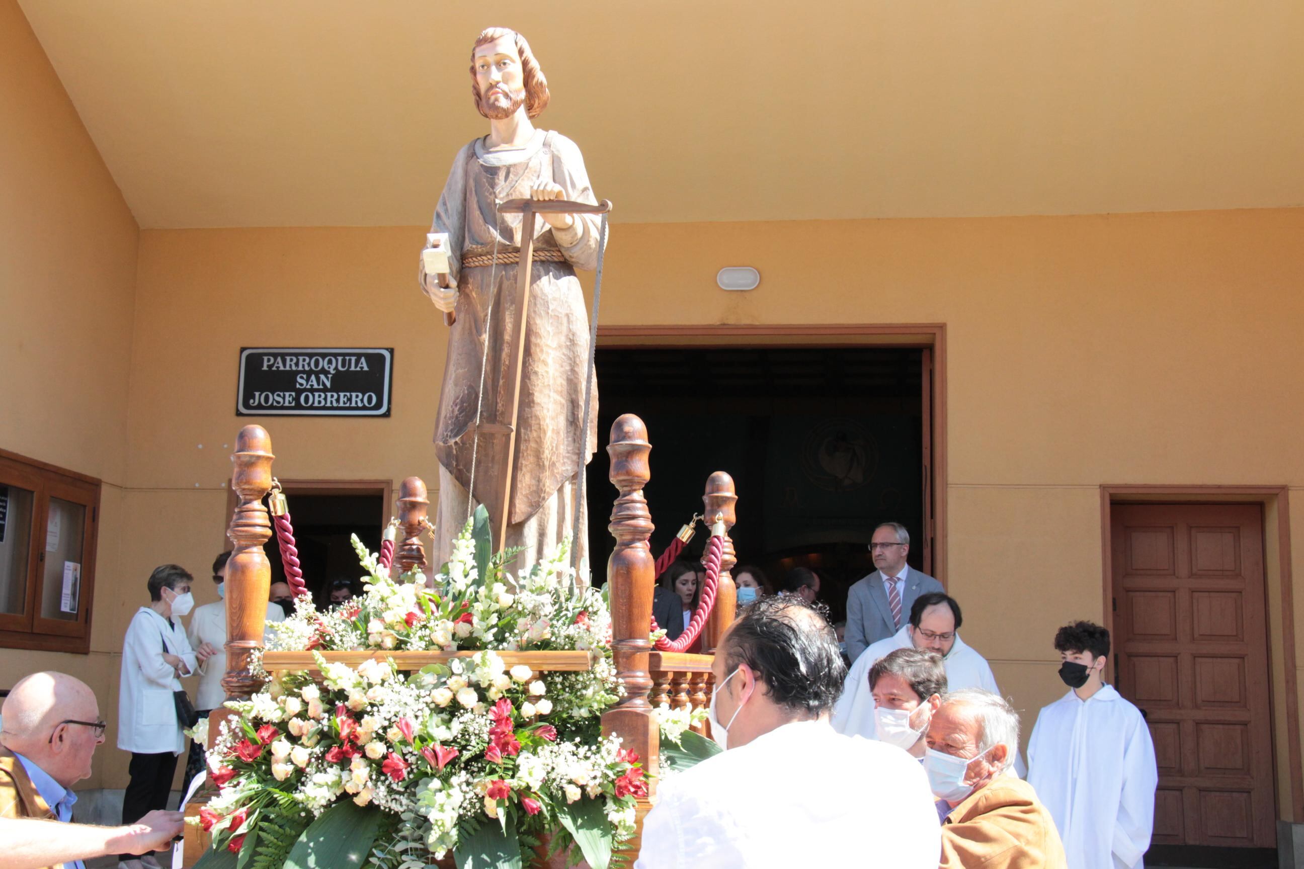 Salida de la procesión del barrio de Cuatrovientos