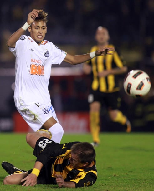 El brasileño del Santos salva una entrada de Valdez en el partido de ida de la final de la Copa Libertadores, que terminó con empate a cero entre Peñarol y Santos