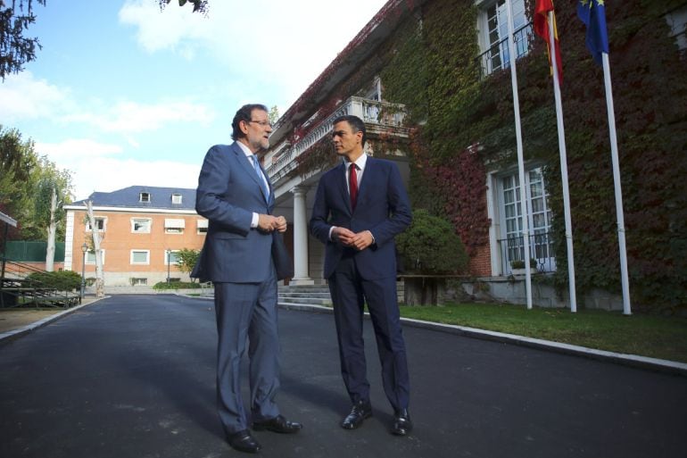 El presidente del Gobierno, Mariano Rajoy (i), y el secretario general del PSOE, Pedro Sánchez (d), se han reunido hoy en el Palacio de la Moncloa y han acordado trabajar &quot;coordinadamente&quot; en defensa de la Constitución y de la unidad nacional ante la amen