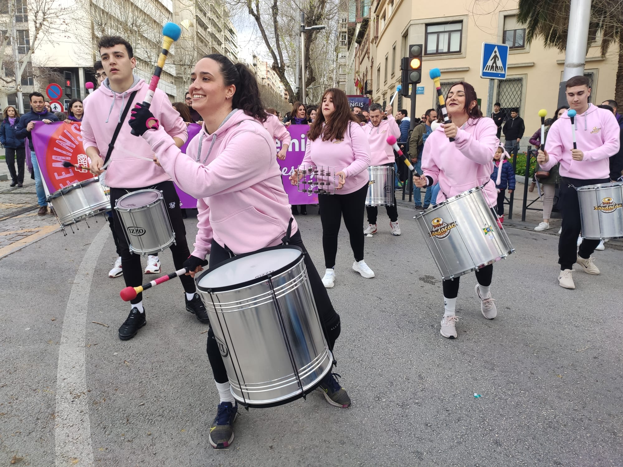 Una batucada animando la manifestación del 8M por las calles de Jaén capital.