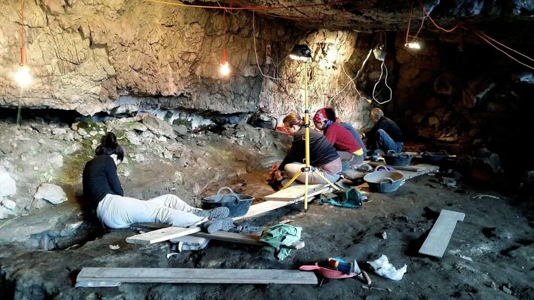 Fotografía facilitada por el Archivo fotográfico Comarca de Sobrarbe.-Investigadores del Grupo de Arqueología de Alta Montaña (GAAM).