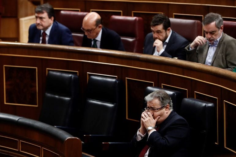 El ministro del Interior Juan Ignacio Zoido (d), durante el pleno del Congreso que hoy debate las enmiendas de totalidad presentadas por el PP y por Ciudadanos a la proposición de ley del PNV en la que propone derogar la prisión permanente revisable. 