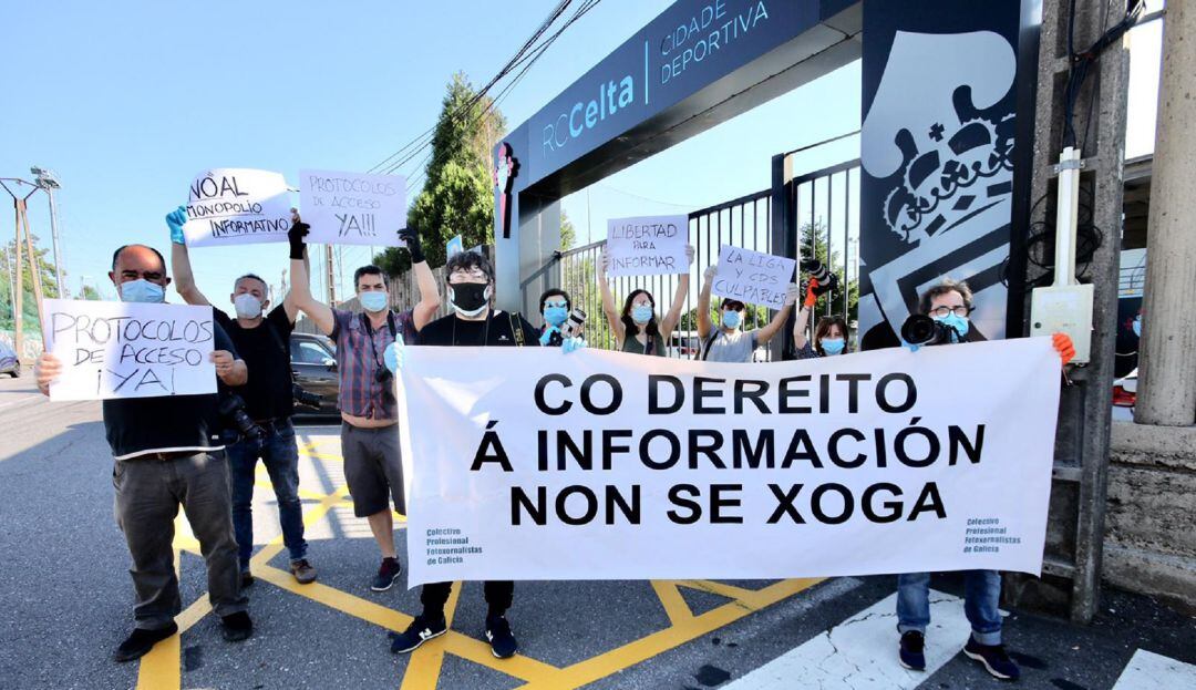 Concentración fotoperiodistas a las puertas de A Madroa