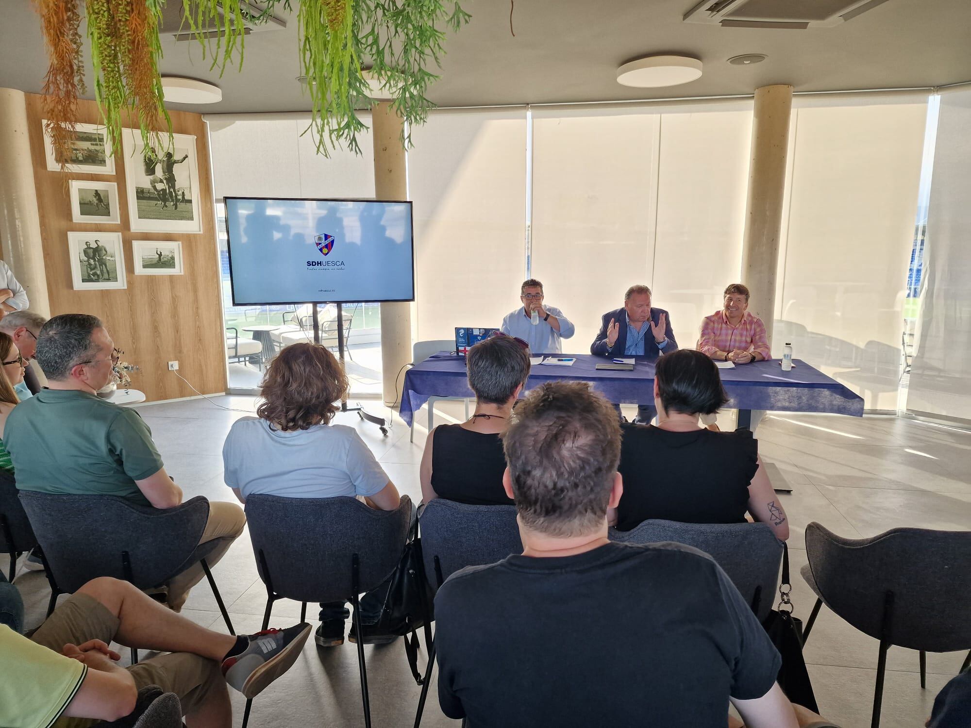 Reunión de la SD Huesca con las peñas y aficionados
