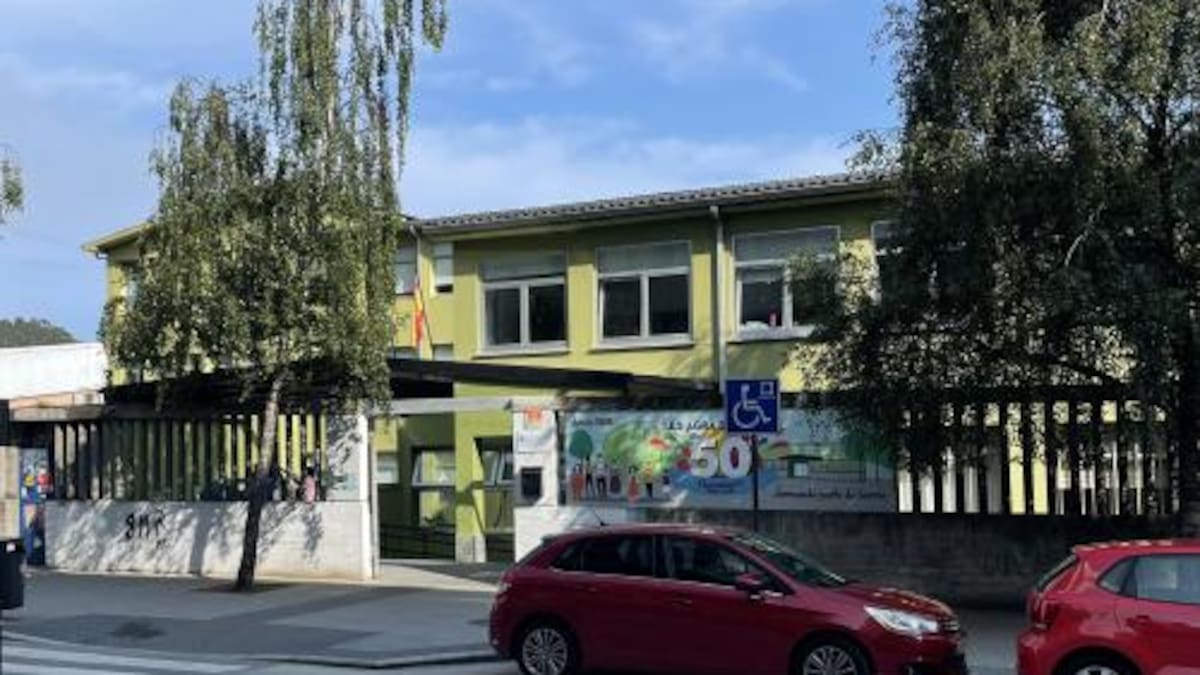 Luto en el IES Agra del Orzán por la muerte de un operario tras caer del tejado