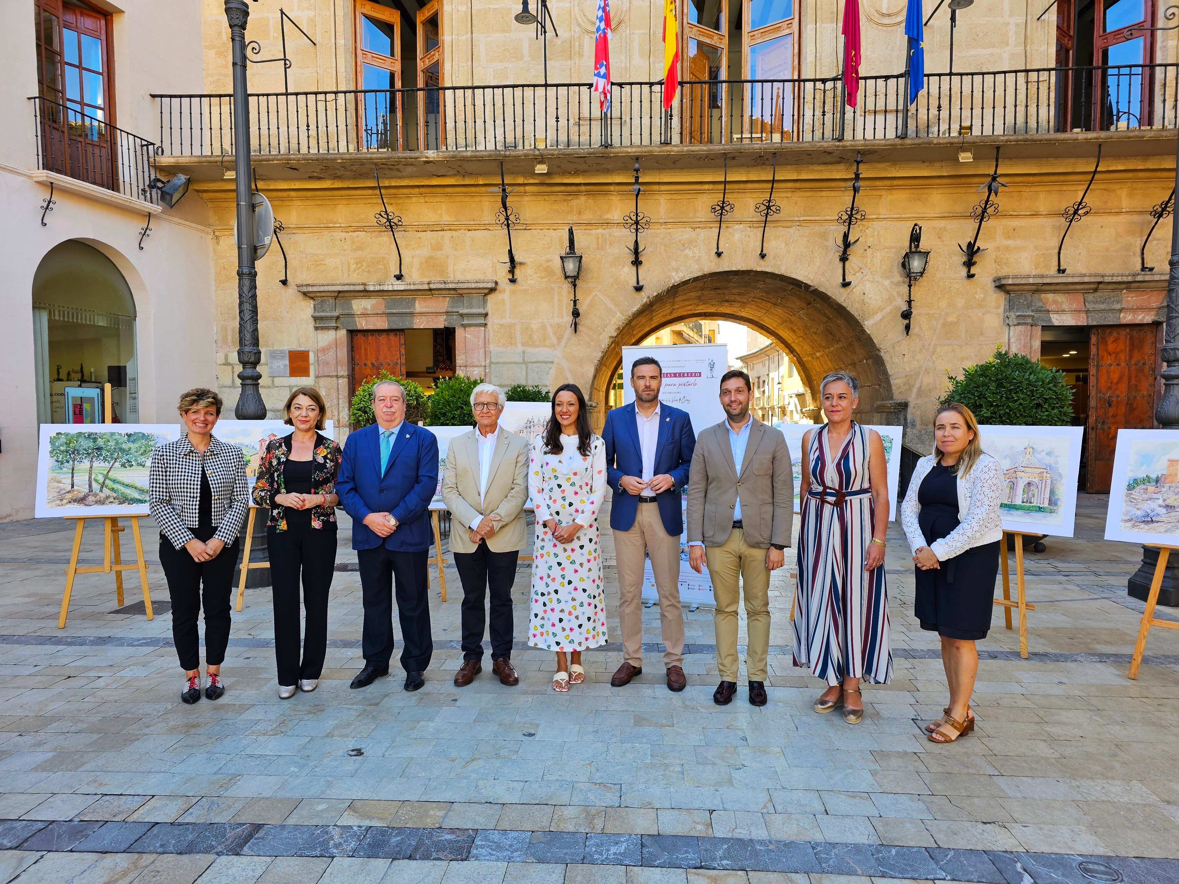 La consejera de Turismo y Cultura, Carmen Conesa, el autor y autoridades presentes en la presentación de la exposición sobre el Camino de la Vera Cruz