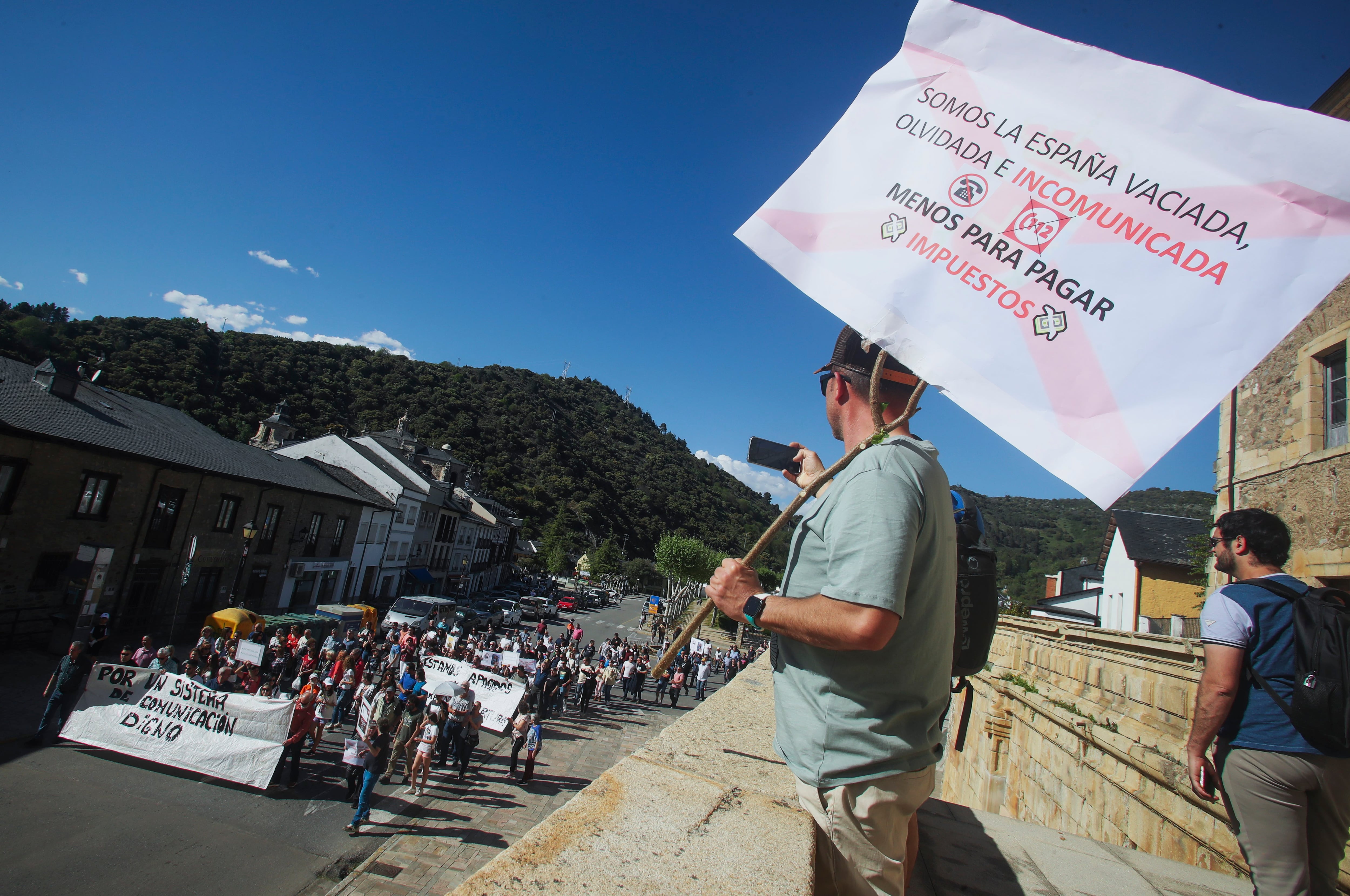 VILLAFRANCA DEL BIERZO (LEÓN), 20/04/2024.- Unos 300 vecinos de los pueblos de La Somoza protestan este sábado, en Villafranca del Bierzo por la falta de telefonía tanto móvil como fija en toda la zona de La Somoza. EFE/ Ana F. Barredo
