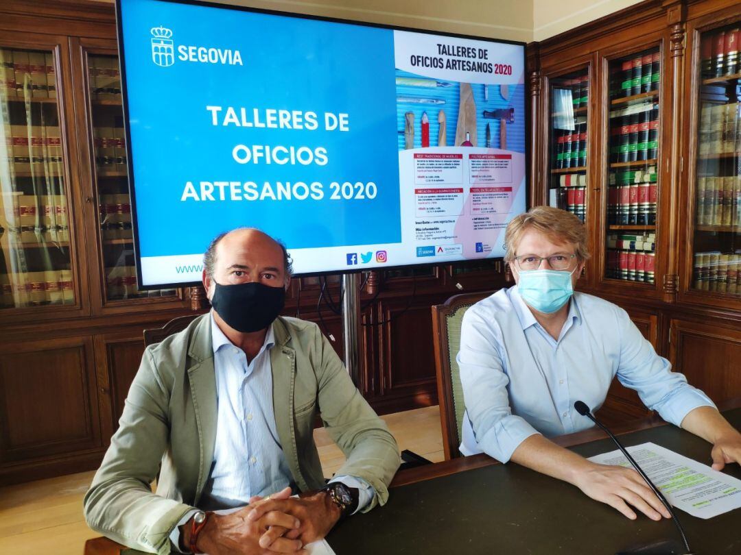 Los talleres son fruto de la colaboración entre el Ayuntamiento de Segovia y el Gremio Artesanal Segoviano, en la foto su presidente Jesús de la Cruz y el concejal de desarrollo económico y empleo Jesús García Zamora