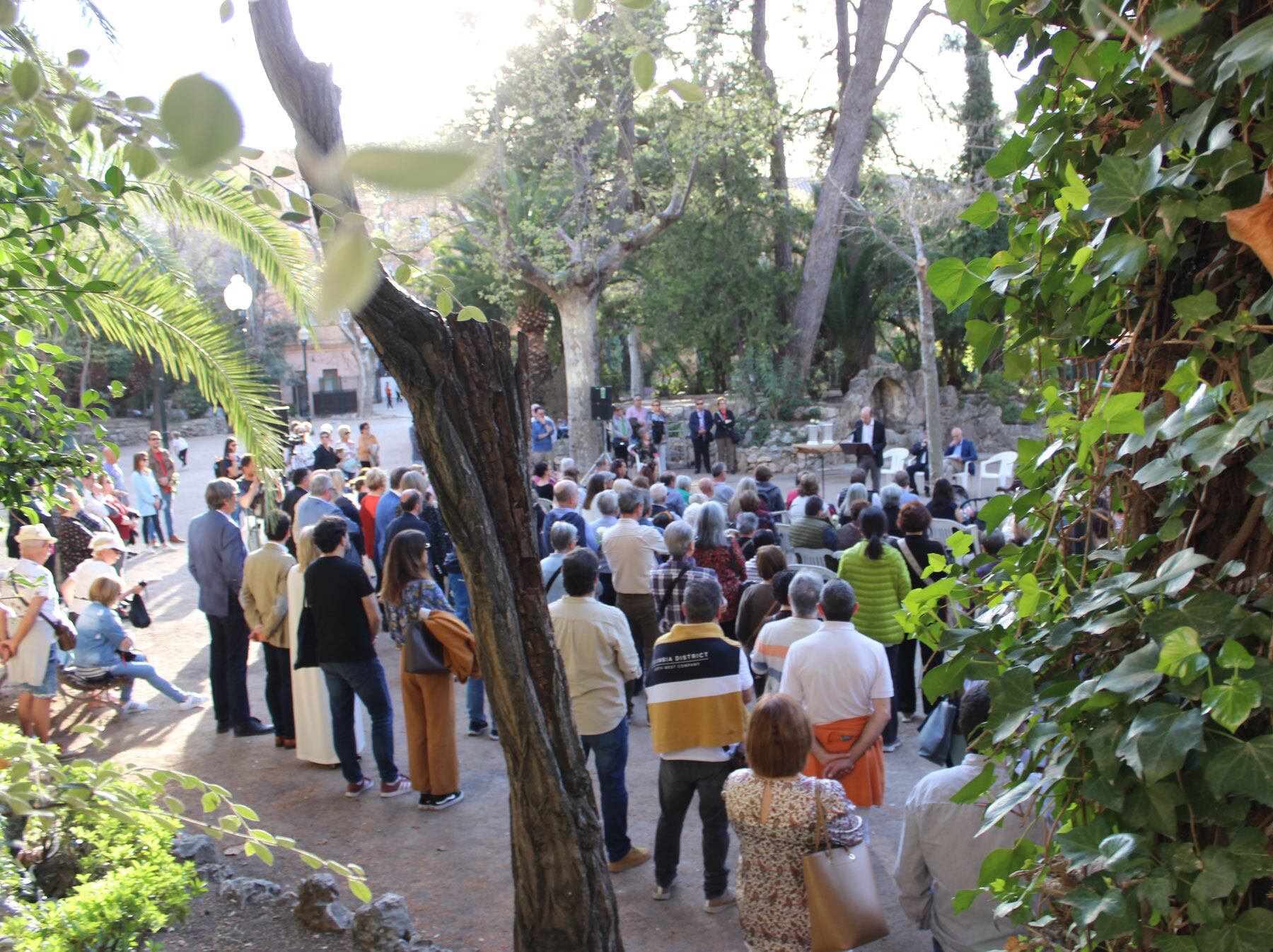El sencillo encuentro en La Glorieta ha contado con tres intervenciones y la entrega de rosas blancas final
