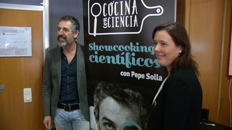 A la izquierda, el chef Pepe Solla. A la derecha, la responsable del proyecto &quot;CociñaconCiencia&quot;, Graciela Ramillo.