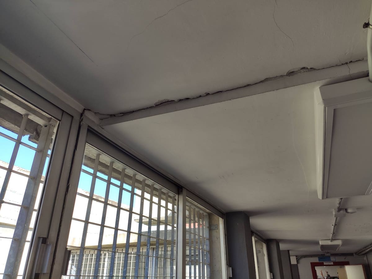 La AMPA de un instituto de València gasta la mitad de su presupuesto en reparaciones para garantizar la seguridad del alumnado mientras espera soluciones