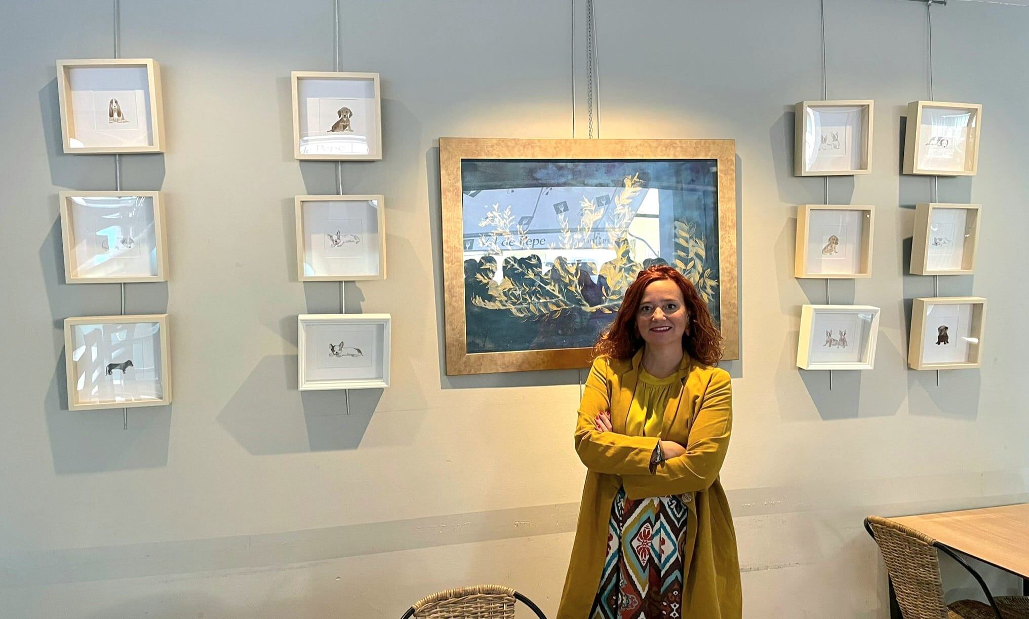 Rocío Fontán junto a algunas de las acuarelas de la exposición