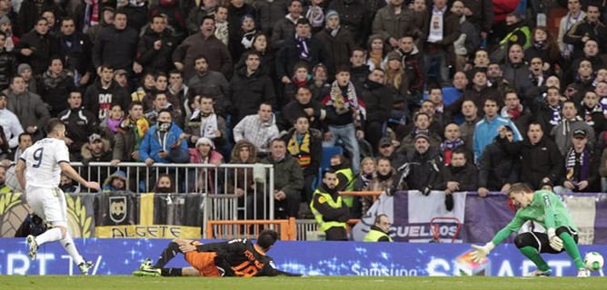 El delantero francés del Real Madrid Karim Benzema marca gol ante el Valencia durante el partido de ida de cuartos de final de la Copa del Rey.