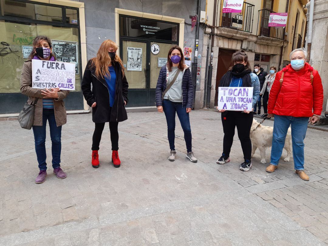 Las convocantes han exhibido carteles manifestando su rechazo a las agresiones sexuales y su solidaridad con las agredidas