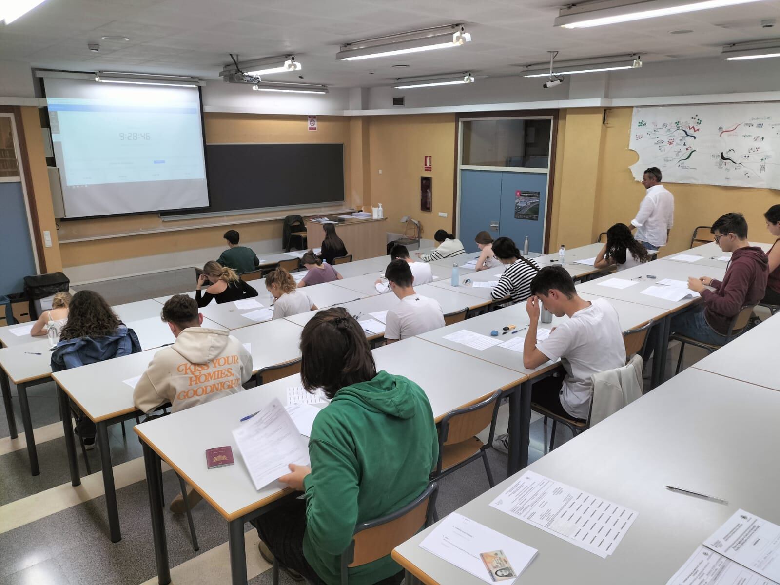 Parte del alumnado que se examinó en la PAU en la convocatoria de junio en el Aulario de Ferrándiz del Campus d'Alcoi de la UPV.