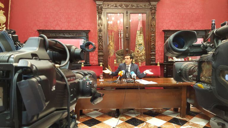 Rueda de prensa del alcalde de Granada, Paco Cuenca