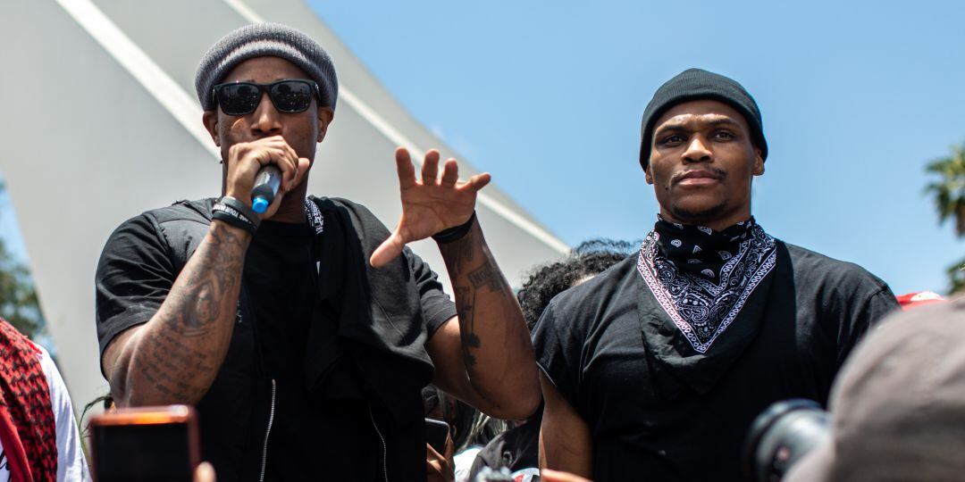 DeMar DeRozan y Russell Westbrook, durante una manifestación para alertar de la importancia de acabar con la discriminación racial en EEUU