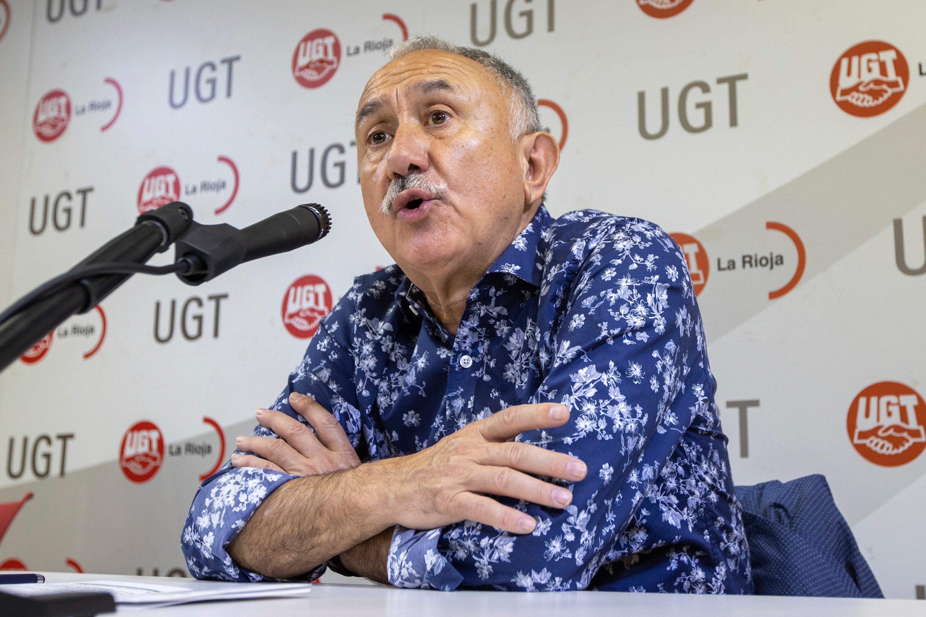 LOGROÑO.- El secretario general de UGT, Pepe Álvarez, en rueda informativa en Logroño tras participar en el &quot;Foro SER Empresarios La Rioja&quot;. EFE/ Raquel Manzanares