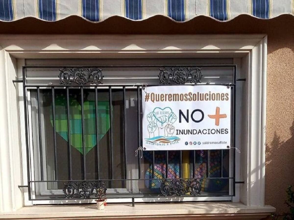 Más de 200 vecinos de Los Alcázares cuelgan en sus balcones pancartas buscando soluciones a las inundaciones