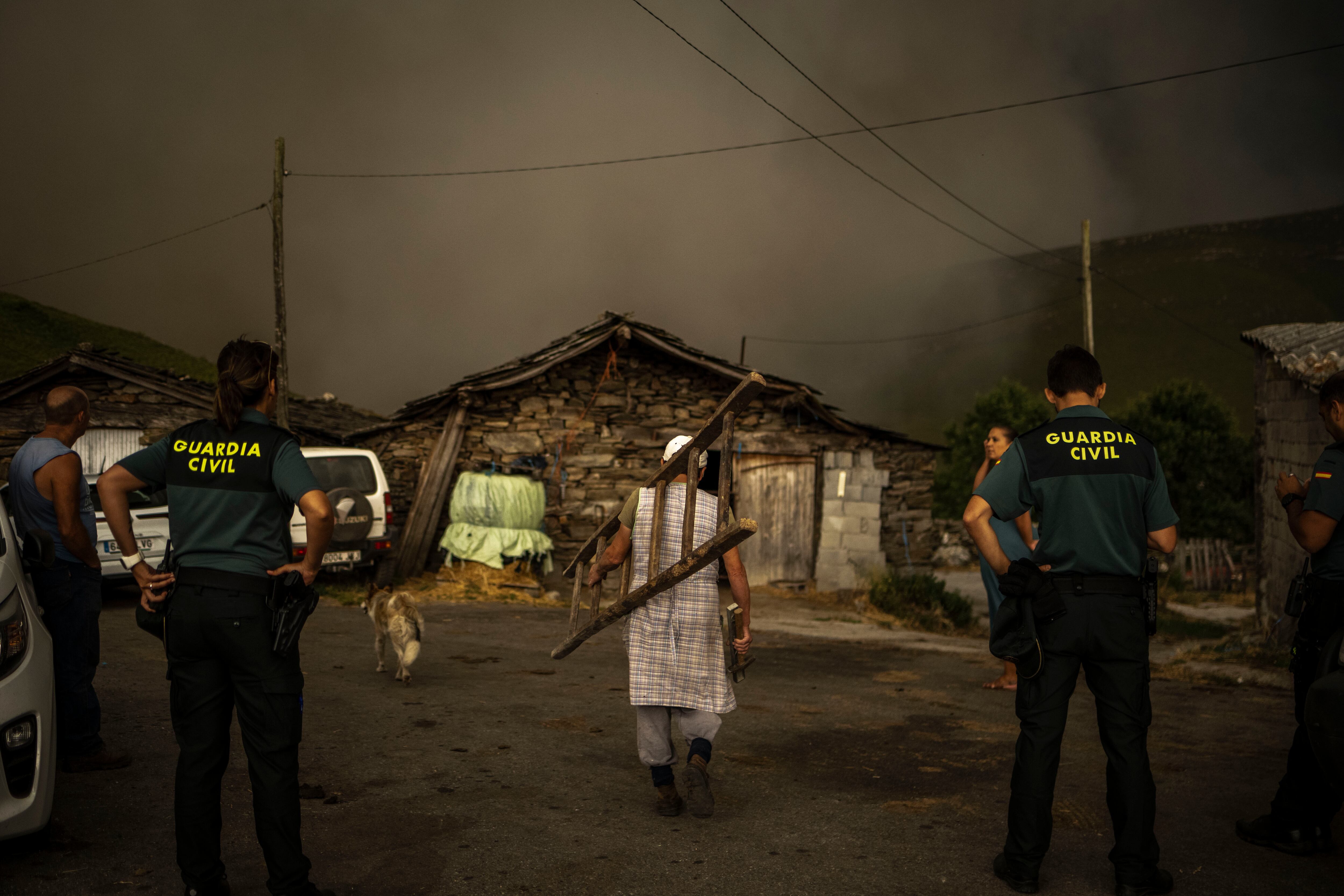 ncendio forestal en Chandrexa de Queixa. Según las estimaciones de Medio Rural, el incendio -se juntaron el de Laza y Chandrexa- afecta a 740 hectáreas provisionales de monte, aunque fuentes presenciales de las brigadas estiman que ya van más de mil hectáreas calcinadas en esta zona. EFE/Brais Lorenzo