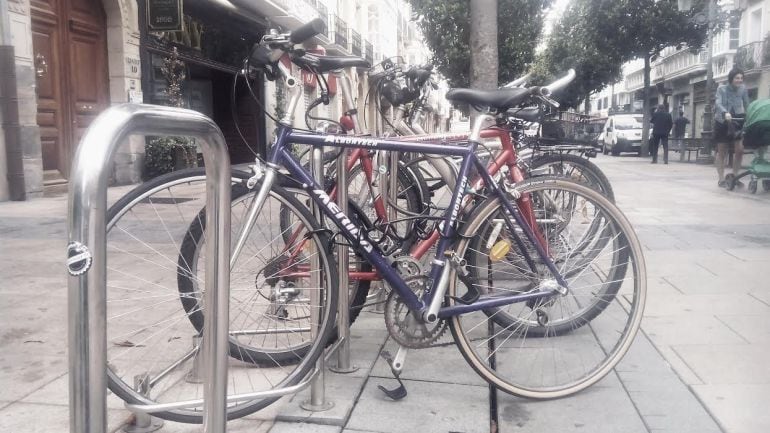 Varias bicicletas estacionadas
